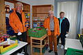 Die Tafel wird immer wieder mit Spenden unterstützt. Diesmal wurden orangefarbene Softshell-Jacken für die Fahrer angeschafft, damit sie leicht zu erkennen sind. Im Bild (von links): Klaus Hammer, Willy Deschner und Vorsitzende Traudl Baier.