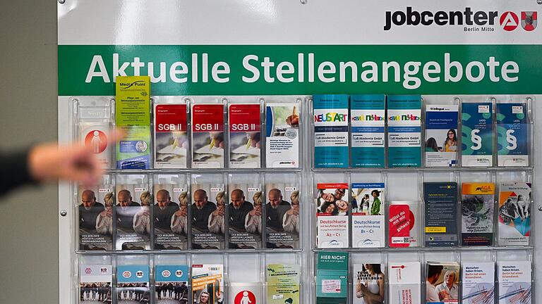 Jobmesse - Tag der Möglichkeiten       -  In der Pflege setzt Bayern schon länger auf eine Fastlane zur schnelleren Anerkennung ausländischer Berurfsabschlüsse - nun soll das beschleunigte Anerkennungsverfahren auch auf andere Berufe aussgeweitet werden. (Symbolbild)
