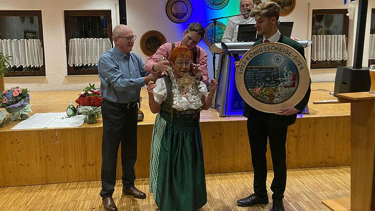 Das Foto zeigt Erich Schneider (2. Ritter), Sebastian Herrmann (ehem. Schützenkönig), Sigrid Gierth (Schützenkönigin 2024) und Maximilian Hertwig (1. Schützenmeister).