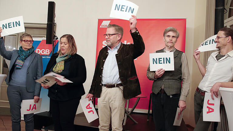 Heißer Stuhl DGB: Von links: Sabine Dittmar (SPD), Nikola Renner (CSU), Karl Graf Stauffenberg (FDP), Christian Ruser (Grüne), Florian Beck (Linke)       -  Von links: Sabine Dittmar (SPD), Nikola Renner (CSU), Karl Graf Stauffenberg (FDP), Christian Ruser (Grüne), Florian Beck (Linke)