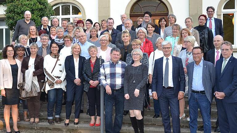 2505 Jahre im Dienste für die Gesundheit       -  (ts)   99 Mitarbeiterinnen und Mitarbeiter der Rhön-Klinikum AG kennen den Klinikstandort Bad Neustadt wie ihre eigene Westentasche. Sie wurden anlässlich ihrer Dienstjubiläen geehrt. Vorstand Martin Siebert gratulierte ebenso wie der Betriebsratsvorsitzende Helmut Bühner, Geschäftsführer Jochen Bocklet sowie die Personalverantwortlichen Thomas Krämer für die Kliniken am Campus und Hans-Jürgen Eckmann für die Rhön-Klinikum AG. &bdquo;Unsere Mitarbeiter sind der wichtigste Grundstein, um unser Unternehmen erfolgreich fortführen zu können&ldquo;, sagten die Gratulanten und dankten den verdienten Mitarbeitern für ihr langjähriges Engagement. Auf 30 Dienstjahre blicken 16 Mitarbeiter zurück. 73 Mitarbeiterinnen und Mitarbeiter sind seit 25 Jahren am Standort aktiv. Zehn Mitarbeiter wurden für zwei Jahrzehnte Betriebszugehörigkeit gewürdigt.