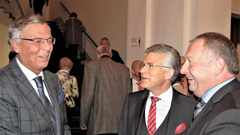 Der frühere Bundestagsabgeordnete Wolfgang Bosbach (CDU, von links) im Gespräch mit Sparkassenvorstand Roland Friedrich und Landrat Thomas Bold (CSU). Foto: Sigismund von Dobschütz       -  Der frühere Bundestagsabgeordnete Wolfgang Bosbach (CDU, von links) im Gespräch mit Sparkassenvorstand Roland Friedrich und Landrat Thomas Bold (CSU). Foto: Sigismund von Dobschütz