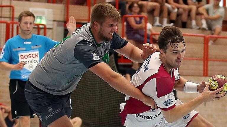 Handball-Internationales Turnier, DJK Rimpar Wölfe - HC Motor Zaporozhye       -  Da half auch hart zupacken nicht: Rimpars Michael Schulz (links) versucht, Pawel Paczkowski vom HC Motor Zaporozhye zu stoppen. Am Ende aber gewann Champions-League-Teilnehmer Motor Zaporoshye nicht nur gegen die Wölfe, sondern das Turnier.