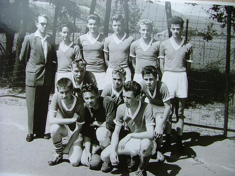 Trainer Helmut Schaller 1958 mit der ersten Jugendmannschaft der Lohrer Handballer (hinten, von links) Peter Kirmaier, Ernst Weber, Roland Schaller, Berni Hübner und Hans Mähner; (vorne): Lemo Schecher, Peter Schmitt, Michael Zenger, Edgar Schwind, Walter Baudisch und Günther Fliegert.