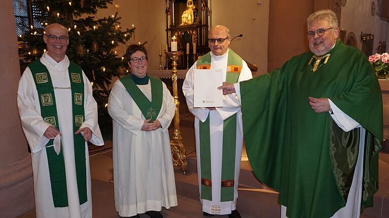 Teampfarrer Manfred Endres, Koordinatorin Corinna Zipprich und Moderator Pfarrer Hubert Grütz bekamen ihre Ernennungsurkunden überreicht von Domkapitular Dietrich Seidel (von links). Teampfarrer Manfred Endres, Koordinatorin Corinna Zipprich und Moderator Pfarrer Hubert Grütz bekamen ihre Ernennungsurkunden überreicht von Domkapitular Dietrich Seidel (von links).