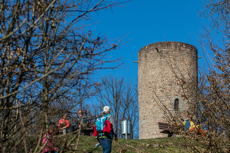 Die Burg Stolzenberg liegt auf einem Berg oberhalb von Bad Soden und ist der Höhepunkt der Tour. Die Ruine der Burg Stolzenberg ist heute frei zugänglich und besteht aus einem etwa zwanzig Meter hohen Bergfried, mit Blick bis in den Spessart.