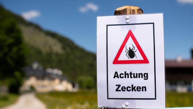 Wer so ein Schild beim Wandern sieht, sollte sich am Abend besonders gut nach Zecken absuchen. Foto: Sven Hoppe/dpa/dpa-tmn       -  Wer so ein Schild beim Wandern sieht, sollte sich am Abend besonders gut nach Zecken absuchen.