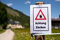 Wer so ein Schild beim Wandern sieht, sollte sich am Abend besonders gut nach Zecken absuchen. Foto: Sven Hoppe/dpa/dpa-tmn       -  Wer so ein Schild beim Wandern sieht, sollte sich am Abend besonders gut nach Zecken absuchen.