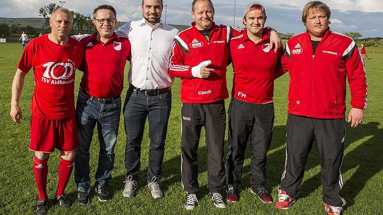Miroslav Mikolaj hört mit 54 Jahren auf - (rr) Der TSV Aidhausen hat vor dem letzten Heimspiel gegen Unterhohenried (5:1) neben Trainer Gerald Stühler und Co-Trainer Peter Röhner auch den 54-jährigen Spieler Miroslav Mikolaj verabschiedet. Damit hängt einer der ältesten Aktiven die Schuhe an den Nagel. Mikolaj war 1995 vom FC 05 Schweinfurt nach Aidhausen gekommen und trug wesentlich zum Aufstieg in die Landesliga bei. Dazu war Mikolaj als Co- und Jugendtrainer aktiv. Das Foto zeigt (von links) Miroslav Mikolaj, Finanzvorstand Norbert Bock, Sportvorstand Christian Günther, Gerald Stühler, Abteilungsleiter Florian Hümpfner und Peter Röhner. Miroslav Mikolaj hört mit 54 Jahren auf - (rr) Der TSV Aidhausen hat vor dem letzten Heimspiel gegen Unterhohenried (5:1) neben Trainer Gerald Stühler und Co-Trainer Peter Röhner auch den 54-jährigen Spieler Miroslav Mikolaj verabschiedet. Damit hängt einer der ältesten Aktiven die Schuhe an den Nagel. Mikolaj war 1995 vom FC 05 Schweinfurt nach Aidhausen gekommen und trug wesentlich zum Aufstieg in die Landesliga bei. Dazu war Mikolaj als Co- und Jugendtrainer aktiv. Das Foto zeigt (von links) Miroslav Mikolaj, Finanzvorstand Norbert Bock, Sportvorstand Christian Günther, Gerald Stühler, Abteilungsleiter Florian Hümpfner und Peter Röhner.