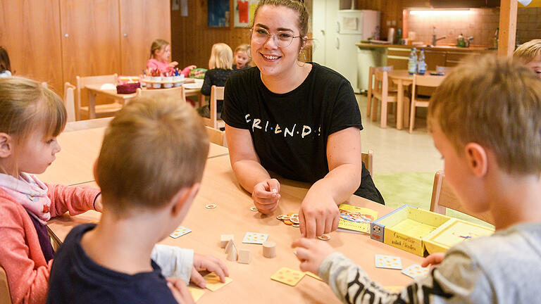 Lernen und spielen in der 'Sonnengruppe': Lea Stöckinger genießt die Abwechslung, die ihr Job mit sich bringt. Die angehende Erzieherin absolviert den praktischen Teil ihrer Ausbildung in der Vorschulgruppe des Würzburger Elisabethenheims. Lernen und spielen in der 'Sonnengruppe': Lea Stöckinger genießt die Abwechslung, die ihr Job mit sich bringt. Die angehende Erzieherin absolviert den praktischen Teil ihrer Ausbildung in der Vorschulgruppe des Würzburger Elisabethenheims.