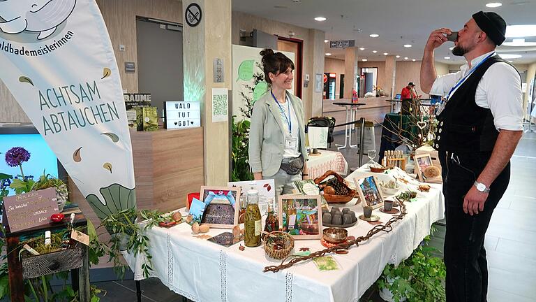 Kostproben gab es auch beim Stand „Wald mit allen Sinnen erleben“ der in Margetshöchheim ansässigen Waldbademeisterinnen mit Christina Haas.