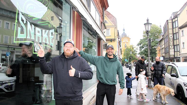 Sebastian Warschecha und Labeeb Malik fiebern der Eröffnung des &quot;Snake 24/7&quot; in der Kitzinger Kaiserstraße 22 entgegen. Am Samstag, 19. Oktober, 12 Uhr, geht&#39;s los.