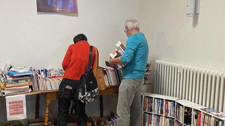 Der Bücherflohmarkt: Für 10 Euro Schmökerstoff so viel man davon tragen konnte. - Der Bücherflohmarkt: Für 10 Euro Schmökerstoff so viel man davon tragen konnte. Der Bücherflohmarkt: Für 10 Euro Schmökerstoff so viel man davon tragen konnte. - Der Bücherflohmarkt: Für 10 Euro Schmökerstoff so viel man davon tragen konnte.