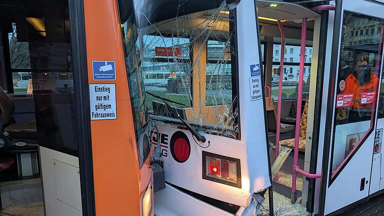 Bei dem Unfall am Hauptbahnhof wurden neun Menschen leicht verletzt.