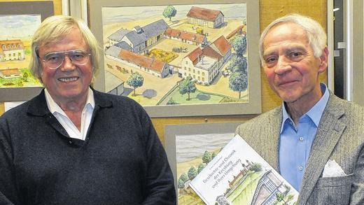 Sammler und Heimatforscher: Erwin Schmollinger (rechts) spürte auch den Sohn des letzten Pächters von Hofgut Keesburg, Heiner Hunsinger, auf. Hinten das Gut Keesburg, gezeichnet von Curd Lessig.