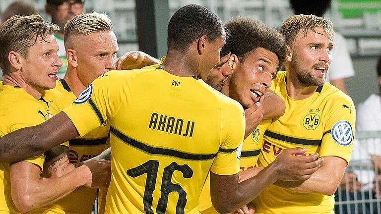 DFB Pokal SpVgg Greuther Fuerth - Borussia Dortmund       -  Himmelhochjauchzend: Die Spieler von Borussia Dortmund um Axel Witsel (Zweiter von rechts), der dem BVB mit seinem späten Treffer zum 1:1 erst die Verlängerung gesichert hatte, feiern den Einzug in die nächste Pokalrunde.