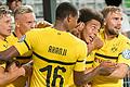 DFB Pokal SpVgg Greuther Fuerth - Borussia Dortmund       -  Himmelhochjauchzend: Die Spieler von Borussia Dortmund um Axel Witsel (Zweiter von rechts), der dem BVB mit seinem späten Treffer zum 1:1 erst die Verlängerung gesichert hatte, feiern den Einzug in die nächste Pokalrunde.