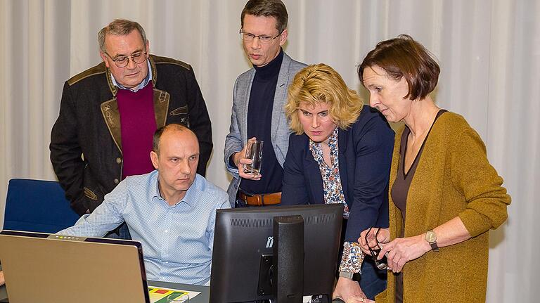 Gebannter Blick auf die Bildschirme bei der Auszählung: (v.l.) CSU-Fraktionschef Stefan Funk, der städtische Mitarbeiter Gerald Hofmann, OB Sebastian Remelé, Finanzreferentin Anna Barbara Keck und Stadträtin Ulrike Schneider.