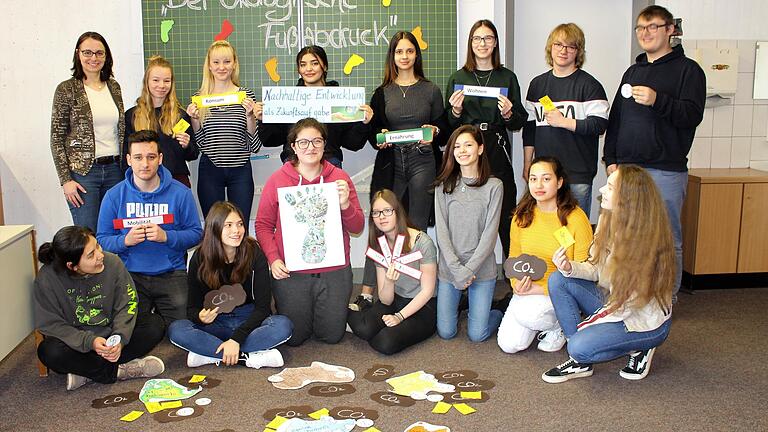 Die Klasse 10V1a mit ihrer Lehrerin Petra Ziegler beim Ausarbeiten ihres Workshops 'ökologischer Fußabdruck'.