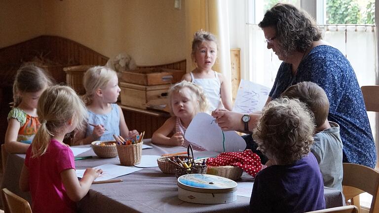 'Ein Kind darf Kind sein und spielen': Basteln und Kreativität spielen in der Pädagogik nach Rudolf Steiner eine große Rolle, so wie hier im Haßfurter Waldorf-Kindergarten.