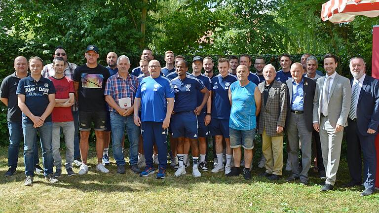 Die geehrten Gochsheimer Sportler der Jahre 2020 und 2021 mit dem BLSV-Kreisvorsitzenden Kurt Vogel, Bürgermeister Manuel Kneuer und dessen Stellvertreter Edwin Hußlein.