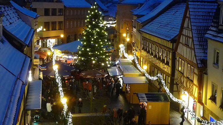 Stimmungsvoll präsentierte sich der Marktheidenfelder Weihnachtsmarkt. Das Archivbild ist von Dezember 2019. In diesem Jahr soll es mit 'Advent in Marktheidenfeld' ein neues Konzept geben.