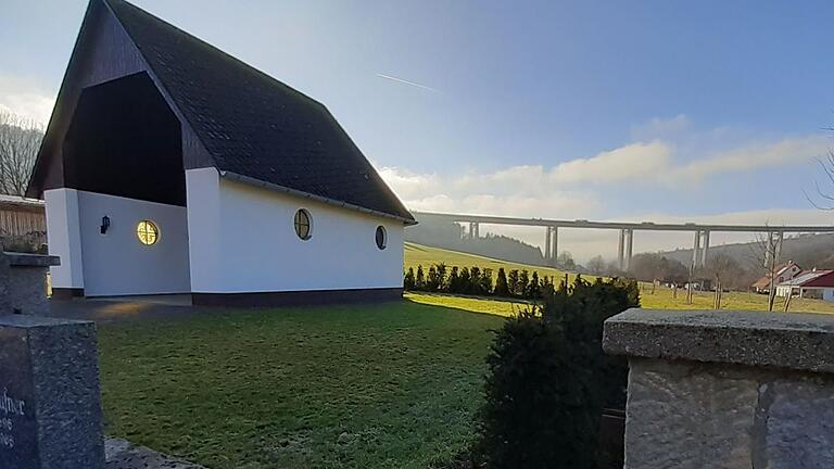 Auf dem Friedhof in Speicherz ist rechts von der Leichenhalle ein Urnenfeld angedacht. Der Kapellenbauverein hat in der jüngsten Gemeinderatssitzung einen Entwurf vorgelegt.       -  Auf dem Friedhof in Speicherz ist rechts von der Leichenhalle ein Urnenfeld angedacht. Der Kapellenbauverein hat in der jüngsten Gemeinderatssitzung einen Entwurf vorgelegt.