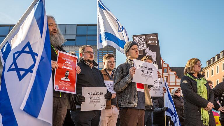Ihre Solidarität mit Israel haben in Würzburg am Sonntag Menschen bei einer Kundgebung am Unteren Markt bekundet. Die Deutsch-Israelische Gesellschaft hatte unter dem Motto 'Solidarität mit Israel und gegen Antisemitismus' zu der Kundgebung aufgerufen.