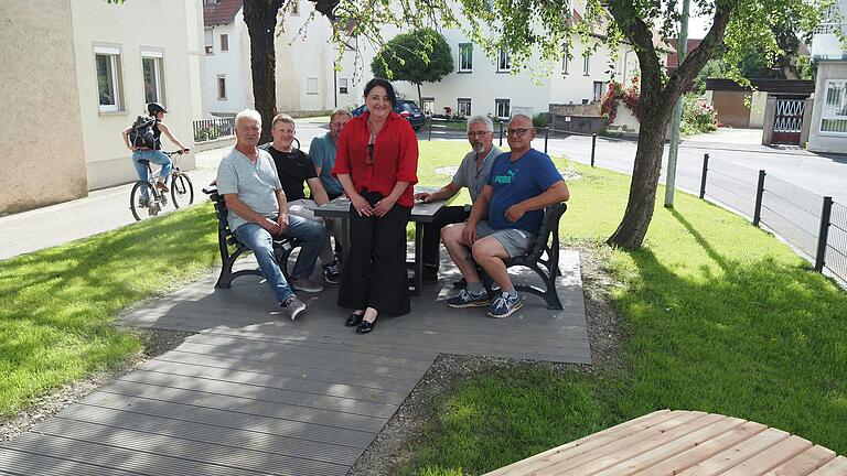 Probesitzen mit Bauhof und Bürgermeisterin Lisa Krein: Beim Helferfest wurde der neu gestaltete, schattenspendende Adenauerplatz vorgestellt.