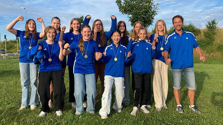 Fußballerinnen des Deutschhaus-Gymnasiums: (hinten von links) Carla Koschker, Sophie Pesic, Anna Sturm, Celina Deckert, Sara Kaiser, Emma Kaiser; (vorne von links) Luise Borchers, Elena Krause, Jiyoo Baek, Isabelle Viktoria und Trainer Michael Pietschmann.