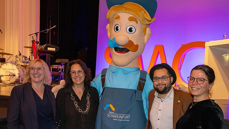 Gruppenbild mit Schweinfurts Grünen: Der Wohnbau-Willy der SWG posiert bei der Jubiläumsgala zu 75 Jahre Stadt- und Wohnbau GmbH mit (von links) den Grünen-Stadträten Barbara Mantel, Ayfer Rethschulte, Nicolas Lommatzsch und Johanna Häckner.