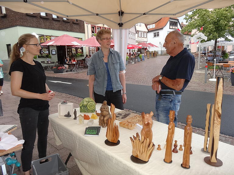 Die beiden Künstlerinnen Sonja Wiesner und Claudia Fink an ihrem Stand beim 'Stadtfest light'.