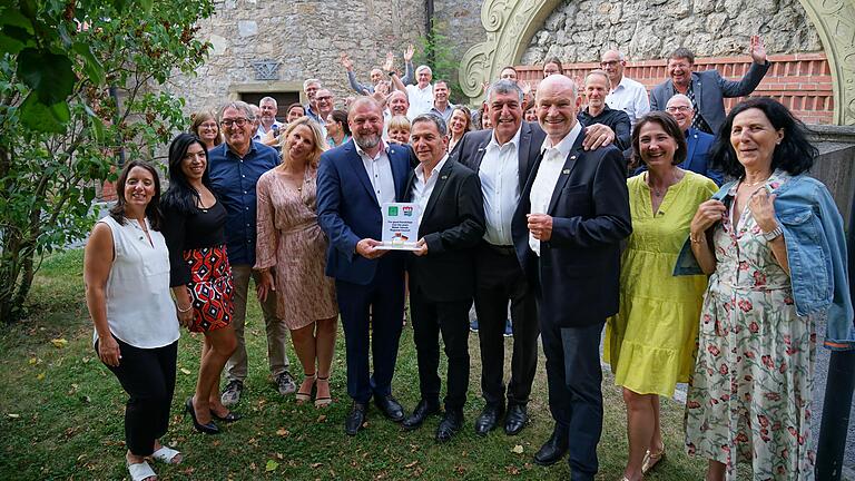 25 Jahre Partnerschaft zwischen den Landkreisen Würzburg und Mateh Yehuda (Israel) mit (von links):&nbsp; Roni Iron (Tourismusbeauftragte), Maja Ashkenazi (Partnerschaftsbeauftragte), Klaus Rostek (Landratsamt), Andrea Eberth und Thomas Eberth (Landrat), Niv Viezel (Landrat), Beni Eliraz (stellvertretender Landrat), Eberhard Nuß (Altlandrat) mit Ehefrau Caroline und Rivka Shahaf-Scherpf (Übersetzerin).&nbsp;