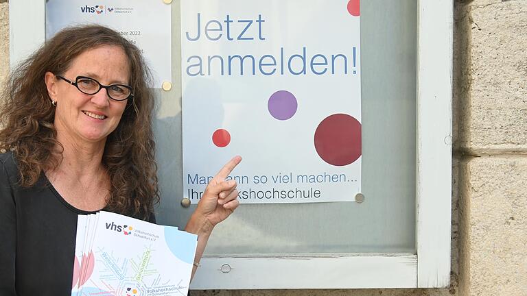 Werbung in eigener Sache macht die Leiterin der Volkshochschule Ochsenfurt, Carmen van Musscher.