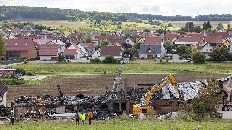 Die abgebrannte Scheune in Wiesenfeld(Lkr. Main-Spessart). Das Foto ist am Tag nach dem Großbrand entstanden.