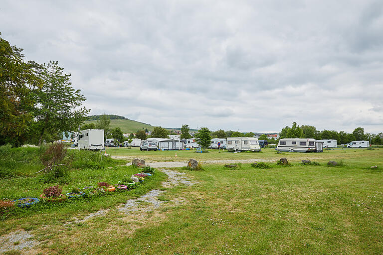 Blick auf den Wohnmobilstellplatz des Wassersportclubs Eibelstadt.