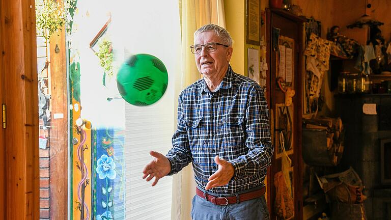Kurt ist an Alzheimer-Demenz erkrankt. Die Aktivitäten im Haushalt, im Garten oder beim Ballspielen halten ihn fit. Kurt ist an Alzheimer-Demenz erkrankt. Die Aktivitäten im Haushalt, im Garten oder beim Ballspielen halten ihn fit.