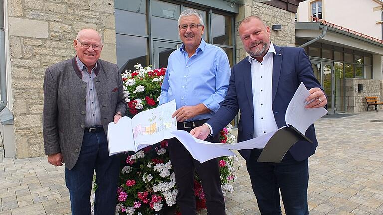 Über die Übergabe des Förderbescheid durch Landrat Thomas Eberth (rechts) für den geplanten Bau der Caritas Tagespflege in Sonderhofen freuen sich (links) Ludwig Mühleck und Bürgermeister Heribert Neckermann.