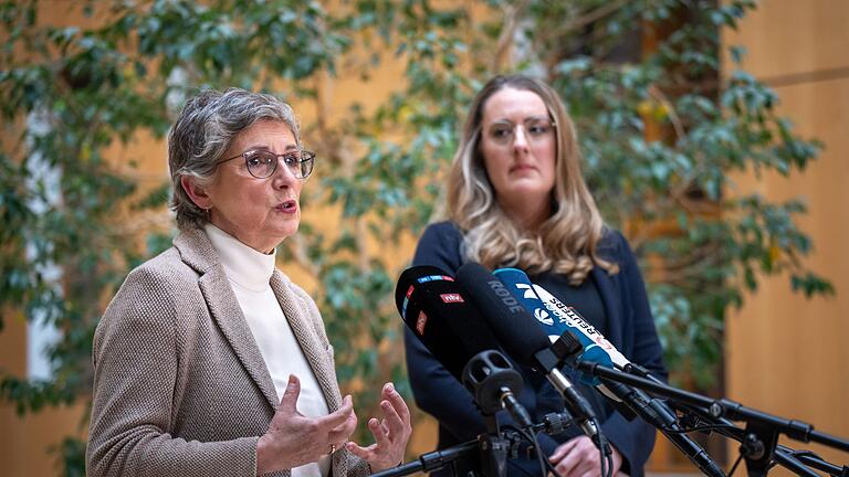 Sitzung Grünen-Fraktionsvorstand       -  Die Grünen-Fraktionsvorsitzenden Dröge und Haßelmann gehören zu den Autorinnen eines Papieres, in dem Maßnahmen gegen den Fachkräftemangel vorgeschlagen werden. (Archivfoto)