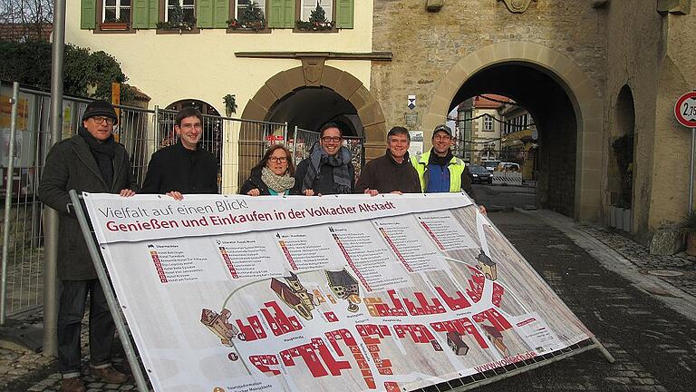 Mit vielen Aktionen hat das Konversionsmanagement die Baustelle in der Hauptstraße in Volkach begleitet und den Interessenausgleich gesucht. Als im Dezember 2015 die Baumaschinen ins Winterdepot verschwunden waren, gab es die Aktion &bdquo;Winterzauber&ldquo;. Bei der Verkehrsfreigabe präsentieren Konversionsmanager Christoph Hagen, die Gewerbeverbandsvorstände Markus Bohlender-Saukel und Susanne Reinholz, Tourismuschef Marco Maiberger, Bürgermeister Peter Kornell und Bauleiter Jürgen Geiling von der ausführenden Firma Müller-Bau, Gerolzhofen, die Vielfalt in Volkachs Altstadt auf einem Blick.