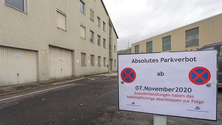 An Parkplätzen hinter der Frankenhalle stehen Halteverbotsschilder einer Gebäudemanagement GmbH. Ein Leser möchte wissen, ob das rechtens ist.