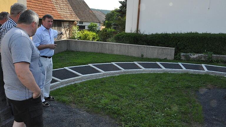 Bürgermeister Hubert Endres (Erster von rechts) präsentierte dem Gemeinderat die neuen Urnengräber in Kimmelsbach. Bürgermeister Hubert Endres (Erster von rechts) präsentierte dem Gemeinderat die neuen Urnengräber in Kimmelsbach.