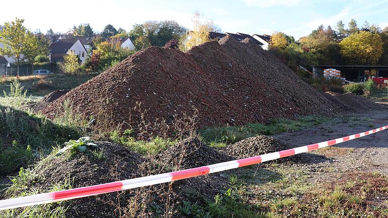 Ein Haufen Schutt ist alles, was von der Halle auf dem ehemaligen Gewerbegrundstück in der Kaltensondheimer Straße in Kitzingen übrig geblieben ist. Bald sollen dort Wohnhäuser stehen. Ein Haufen Schutt ist alles, was von der Halle auf dem ehemaligen Gewerbegrundstück in der Kaltensondheimer Straße in Kitzingen übrig geblieben ist. Bald sollen dort Wohnhäuser stehen.