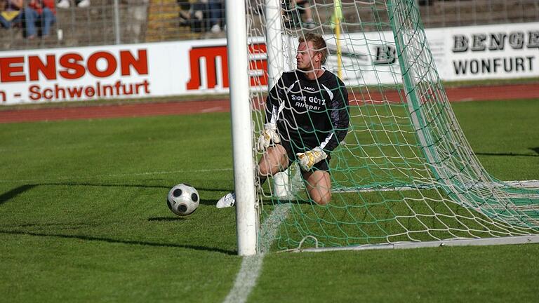 Es war eine denkwürdige Szene im Sachs-Stadion. Jens Kollert nach dem 2:0 durch Visar Rushiti. Der Rimparer Keeper war aus seinem Tor gelaufen, um den Schiedsrichter zu sagen, dass ein Ordner zusammengebrochen war. Rushiti hatte das nicht mitbekommen und aus 60 Metern ins verwaiste Tor getroffen. Es war eine denkwürdige Szene im Sachs-Stadion. Jens Kollert nach dem 2:0 durch Visar Rushiti. Der Rimparer Keeper war aus seinem Tor gelaufen, um den Schiedsrichter zu sagen, dass ein Ordner zusammengebrochen war. Rushiti hatte das nicht mitbekommen und aus 60 Metern ins verwaiste Tor getroffen.
