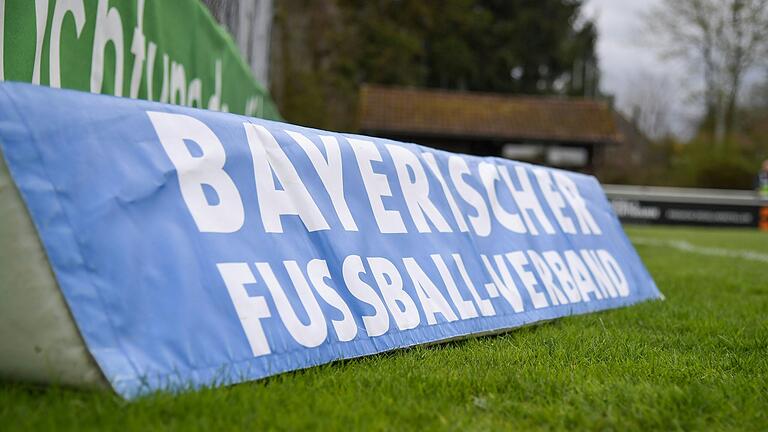 Eine Werbebande des Bayerischen Fußball-Verbands beimToto-Pokal-Halbfinale in Pipinsried.