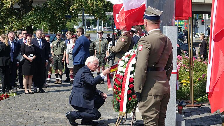 Bundespräsident Steinmeier in Polen       -  Bundespräsident Frank-Walter Steinmeier hat einen Kranz für die Opfer des Warschauer Aufstands niedergelegt.