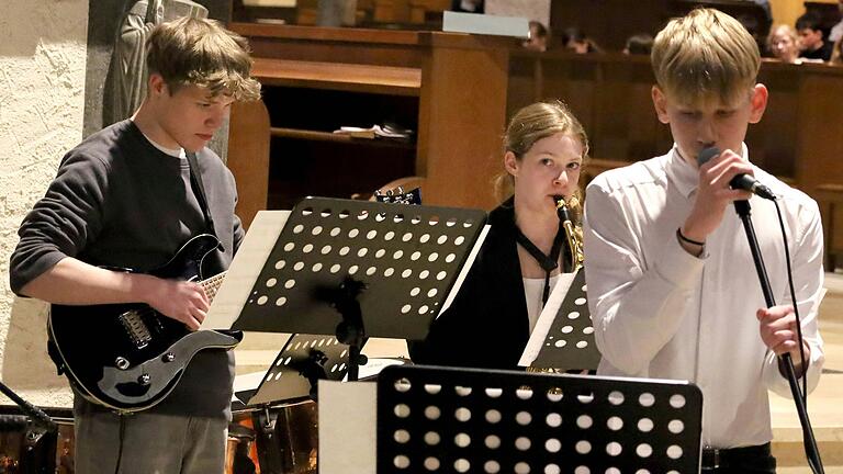 Auch moderne Klänge waren zu hören: Moritz Lenz (Gitarre), Amelie Zinser (Saxophon) und Fabio di Gioia (Gesang) traten mit der Mittelstufenband auf.