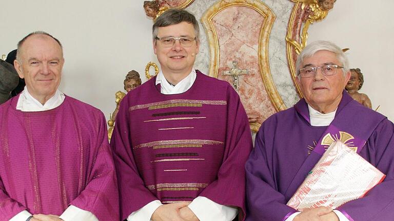 15 Jahre Pfarreiengemeinschaft Erlenbach-Triefenstein: Der Festgottesdienst war für den Pfarrer im Ruhestand Tadeusz Falkowski ein Grund, den aktuellen Pfarrer, Matthias Wolpert, und den Diakon im Ruhestand, Johannes Hoffart (von links), zu besuchen. 15 Jahre Pfarreiengemeinschaft Erlenbach-Triefenstein: Der Festgottesdienst war für den Pfarrer im Ruhestand Tadeusz Falkowski ein Grund, den aktuellen Pfarrer, Matthias Wolpert, und den Diakon im Ruhestand, Johannes Hoffart (von links), zu besuchen.