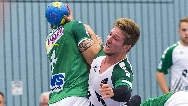 Hängengeblieben: Die Zweitliga-Handballer der DJK Rimpar Wölfe (im Bild: Jan Schäffer, rechts) sind in der ersten Runde des DHB-Pokals erneut an Bundesligist Göppingen gescheitert.