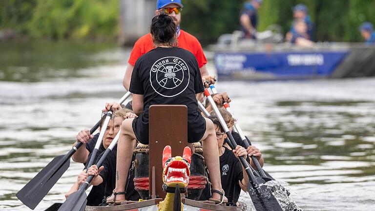 Beim Drachenbootrennen in sitzen alle in einem Boot. Auf der 250 Meter langen Strecke strengten sich die Teilnehmenden an, um als erster das Ziel zu erreichen.